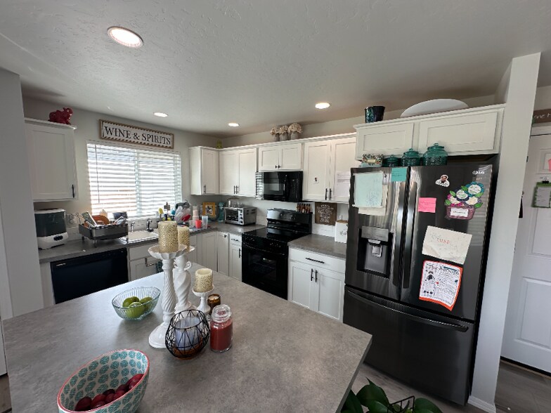 Building Photo - 1860 SW Sharpshinned Ave