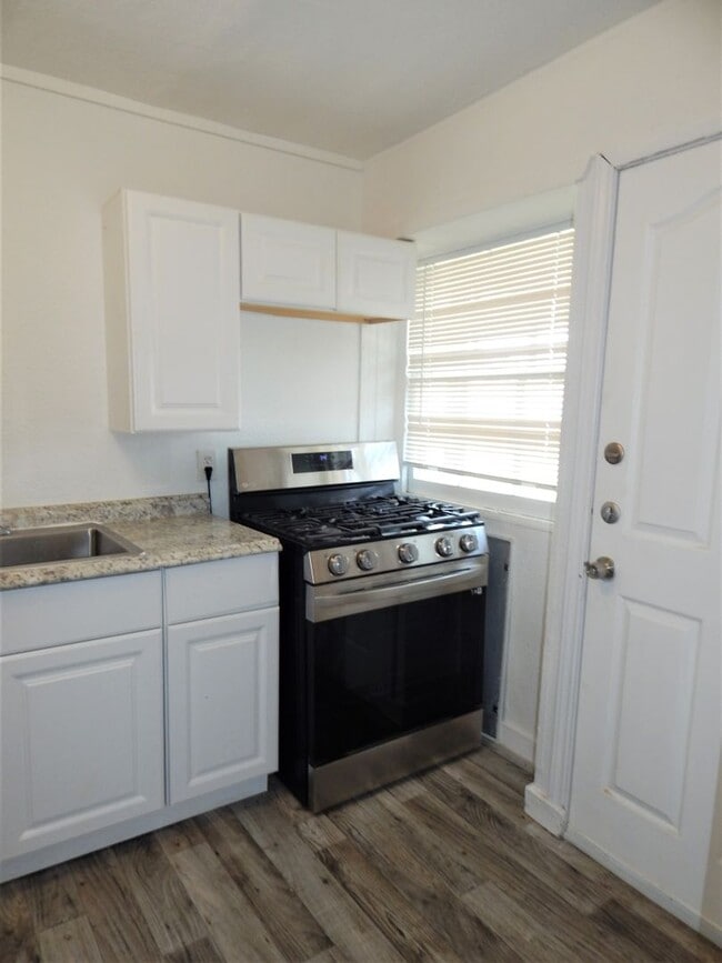Building Photo - 638 Glazebrook St