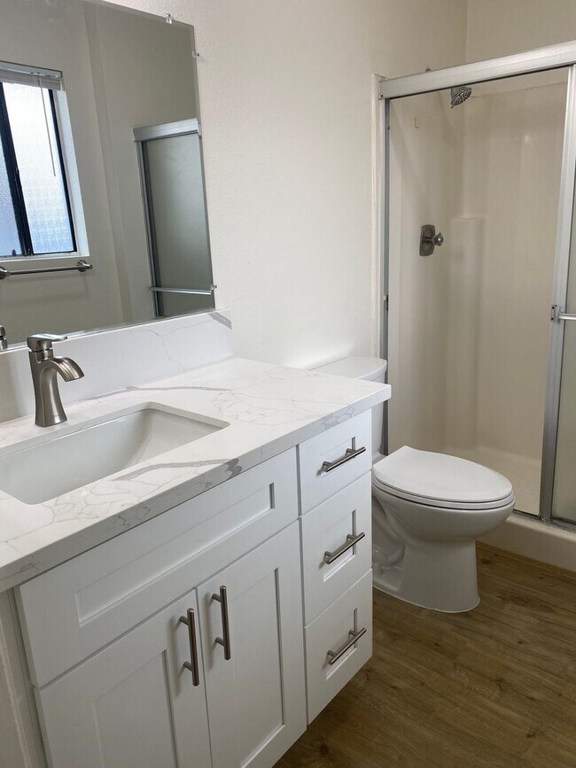 Building Photo - Move-In Special! Large 2BR Condo with GARAGE
