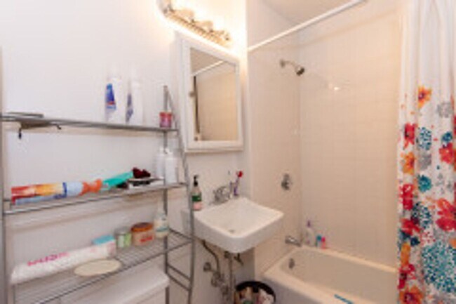 Building Photo - 4 bed 2 bath - Allston - 9/1   (No Broker Fee)