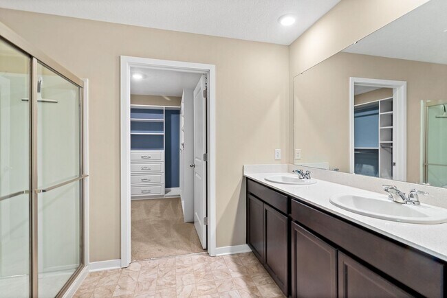 Building Photo - Now Leasing! Comfortable Family Home on Ke...