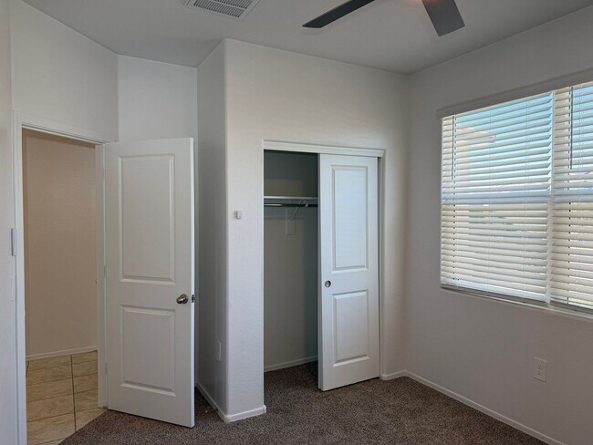 Building Photo - 9427 E Alfalfa Dr