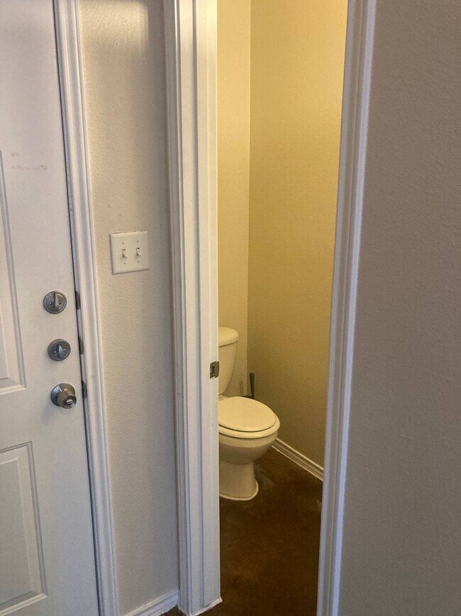 Building Photo - Spacious open concept duplex