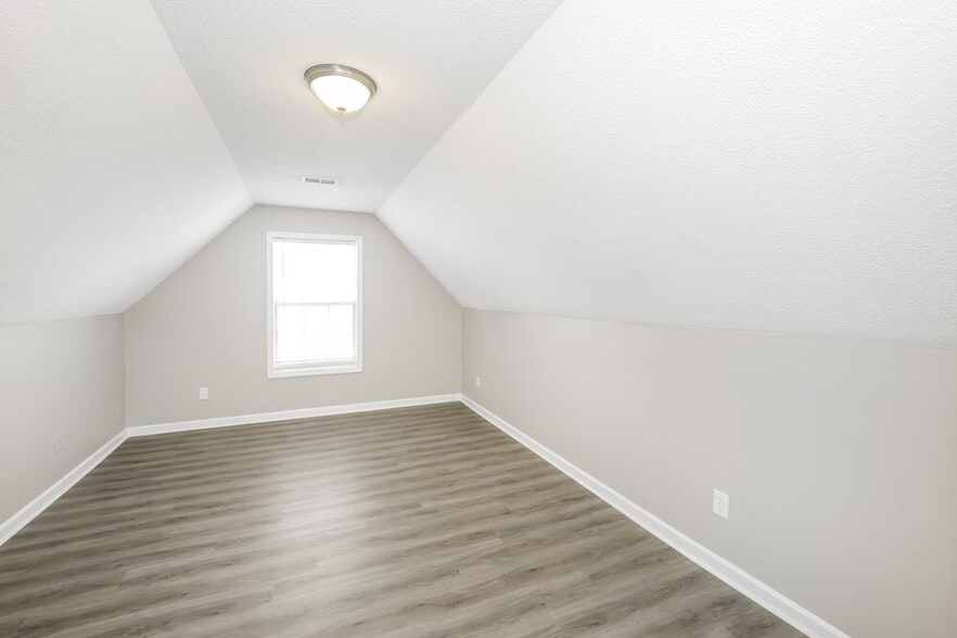 Building Photo - 1609 Blossom Dr