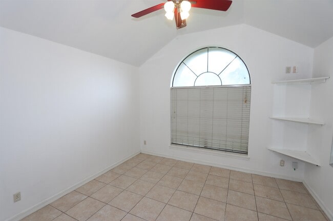 Building Photo - 609 St James Ct