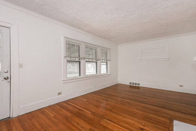 Building Photo - 3333 Desota Ave
