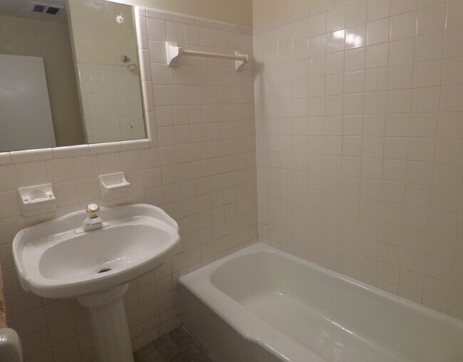 Building Photo - ORR731/733