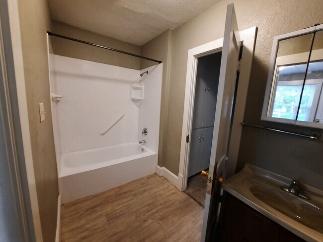 Building Photo - 3 Bedroom Home with a Fenced Yard and BEAU...
