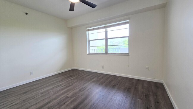Building Photo - 3100 W Rolling Hills Cir