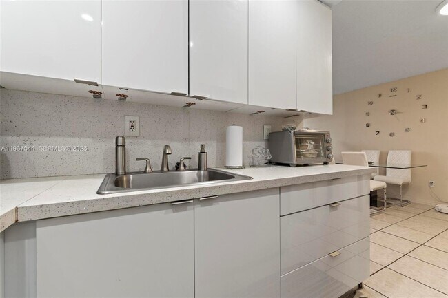 Building Photo - 606 W 81st St