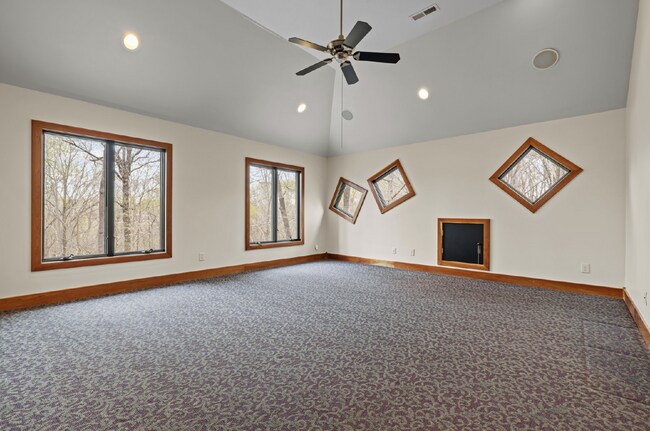 Building Photo - Luxurious 5-Bed Sanctuary with Scenic View...
