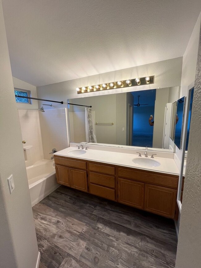 Building Photo - Spacious 4br/3ba Single Family Residence i...