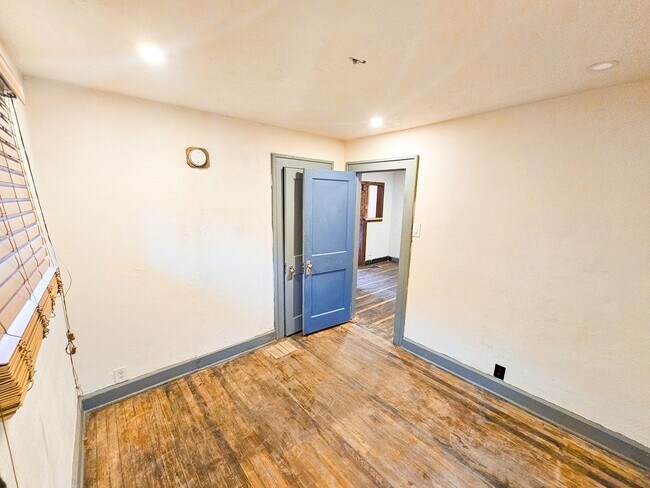 Building Photo - 2523 E 18th St