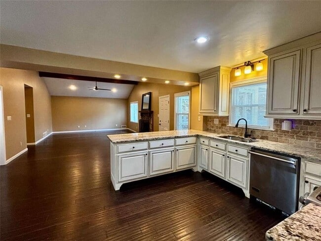 Building Photo - 125 Lantern Ridge Dr