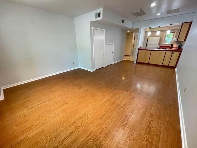 Building Photo - Two BR townhome-style in Chancellor Square...