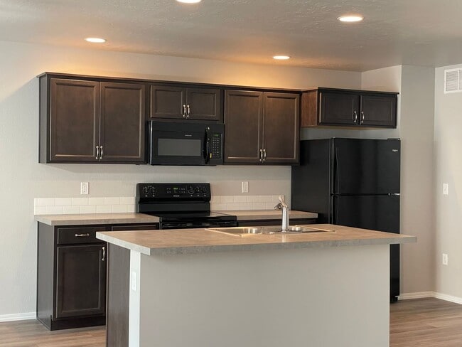Building Photo - Beautiful brand new 3 bed/2.5 bath home in...
