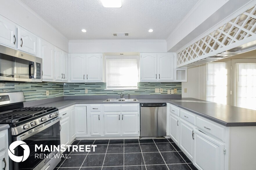 Building Photo - 6650 Spencer Forest Cove W