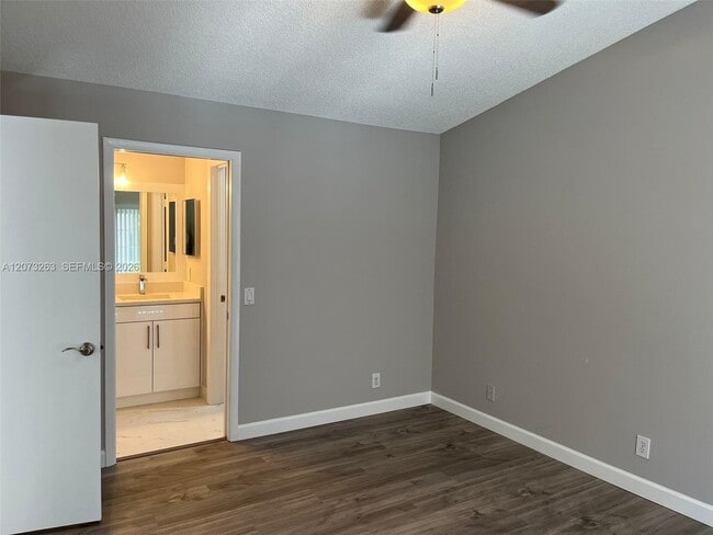 Building Photo - 1542 Presidio Dr