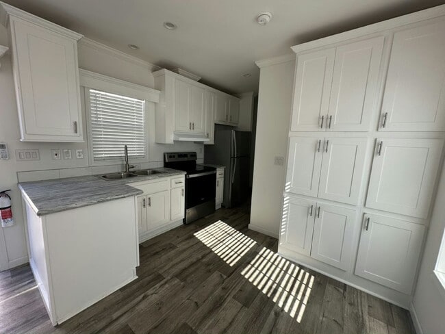 Building Photo - 11240 N Northwood Dr