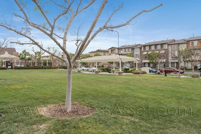 Building Photo - Beautiful 3 Bed/3.5 Bath Condo In Tustin!