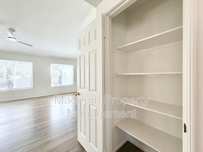 Building Photo - 8182 Bon View Dr