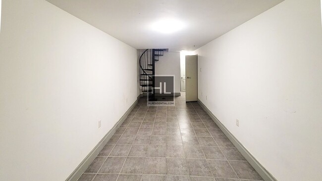 Building Photo - No Fee,  2 bed / 1 bath apartment in Prime...