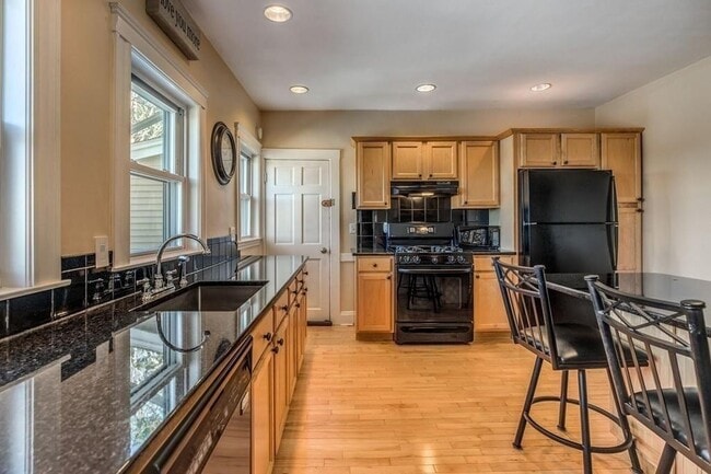 Building Photo - 38 Hood St