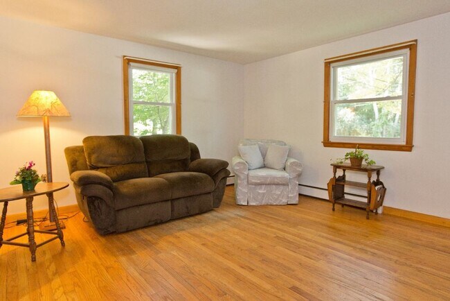 Building Photo - New Listing! Single Family Home in Yarmouth