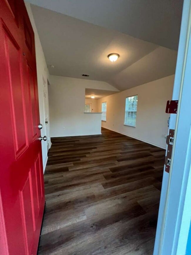 Building Photo - Very well maintained 2 bed 1 bath - move i...