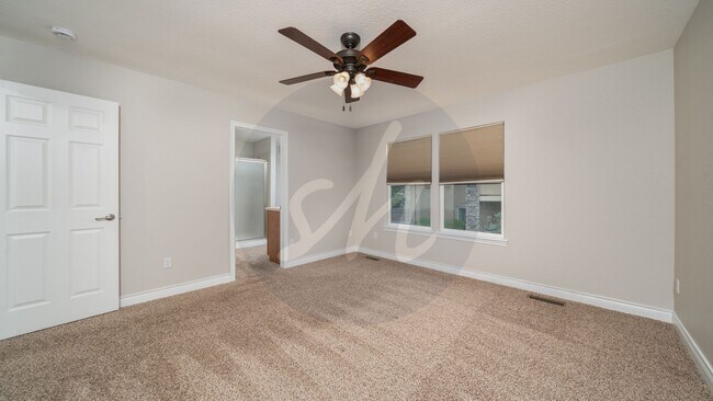 Building Photo - Modern Comfort and Functional Space