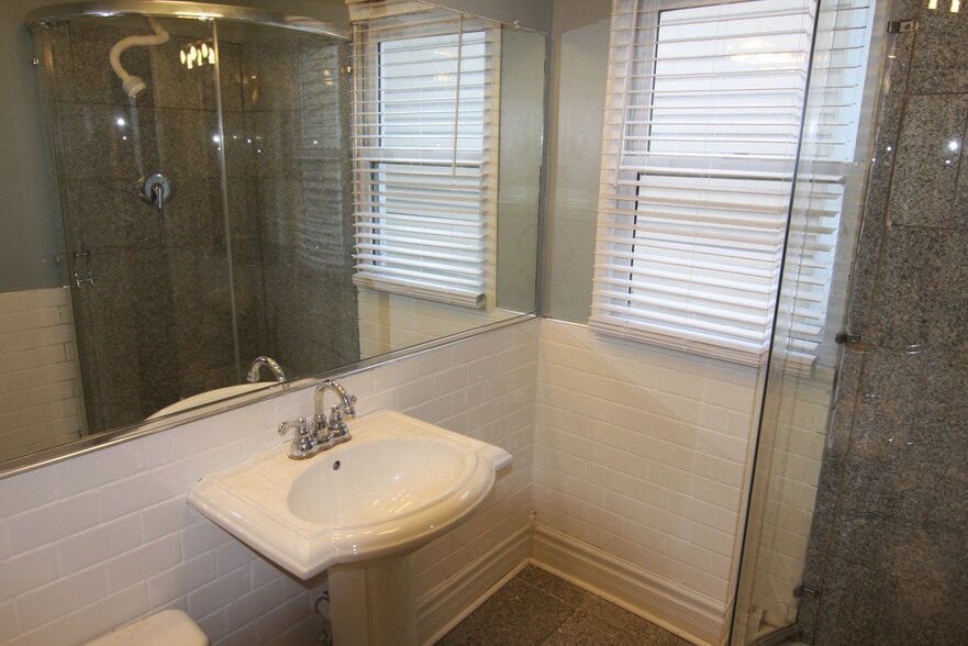 Building Photo - 1142 W Wolfram St