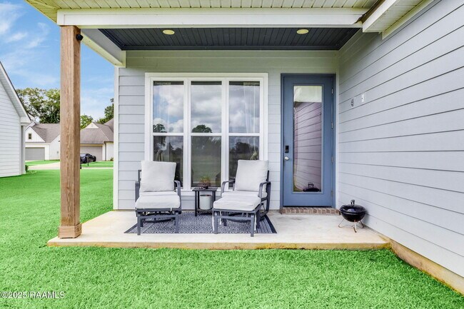 Building Photo - 213 Tennyson Dr