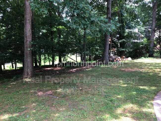 Building Photo - 1565 Maple Ridge Dr