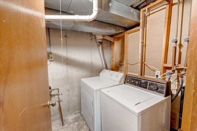 Building Photo - 1329/1331 S Thompson Dr