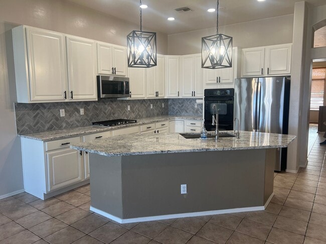 Building Photo - ATTRACTIVE SANTA FE 3 BEDROOM IN VAIL SCHOOL DISTRICT.