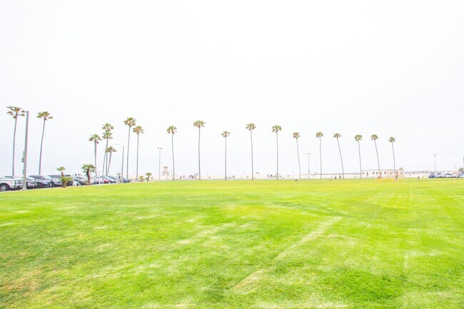 Building Photo - 915 E Balboa Blvd