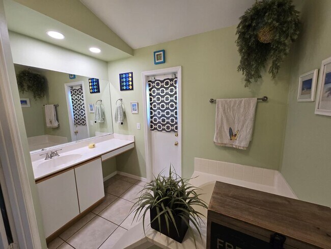 Building Photo - Port St. Lucie Single-Family home with Fenced Yard and Pool! FULLY FURNISHED!