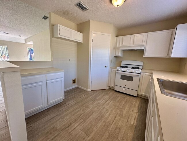 Building Photo - For Lease | 3 Bed, 2 Bath | 1,460 Sq Ft | Windsong Subdivision |