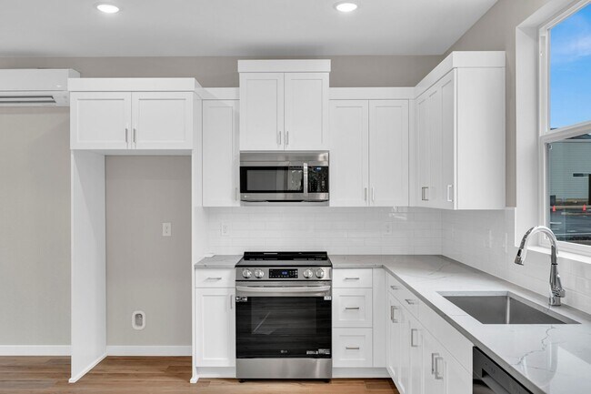 Building Photo - Move In Special Up to 3 Months Free - Newb...