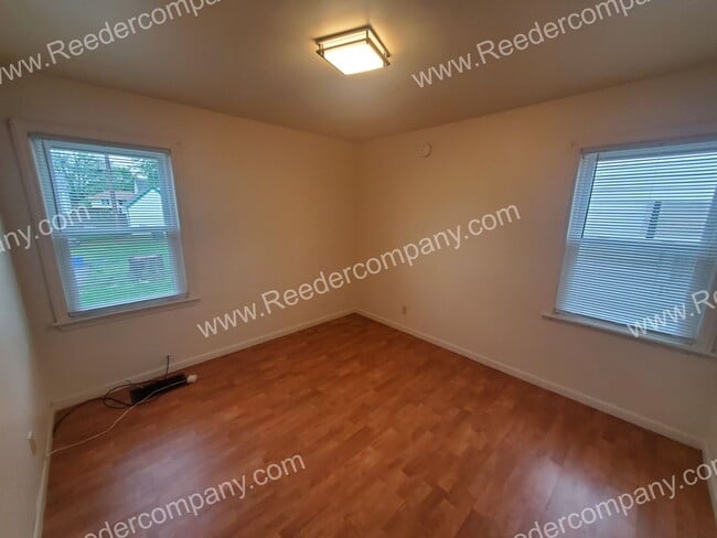 Building Photo - 2 bedroom house