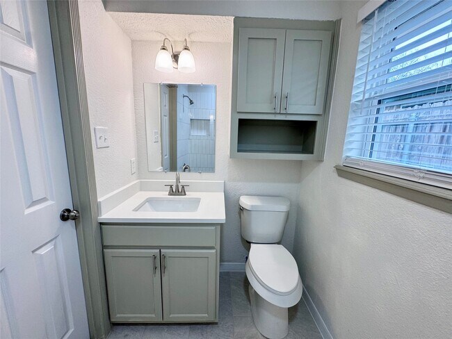 Building Photo - 2301 N Thompson St