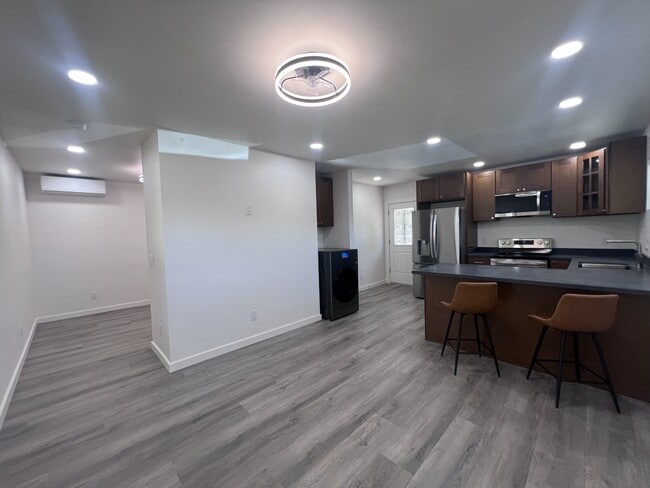 Building Photo - 837 Walnut Ln