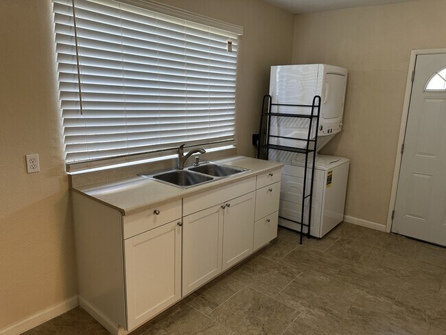 Building Photo - Modesto 3 Bedroom 2 Bathroom Home