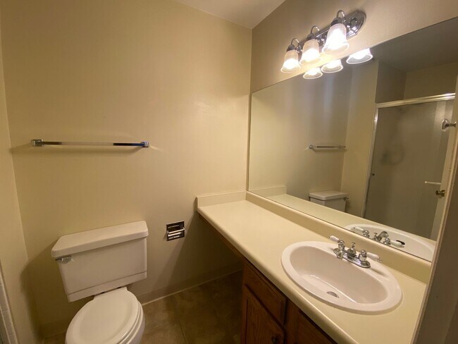 Building Photo - Inviting 2-bedroom, 2-bathroom condo