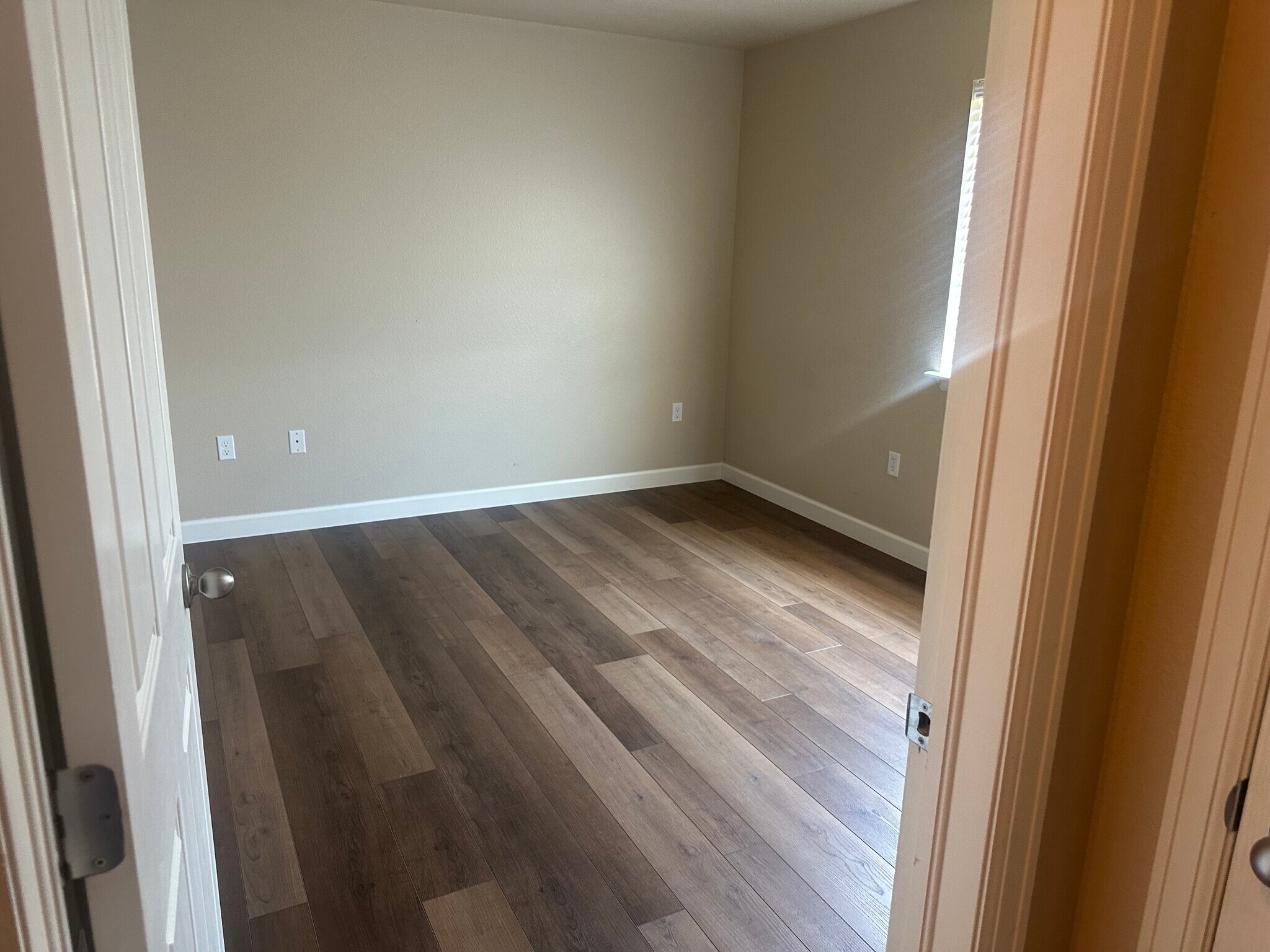 Building Photo - 928 Village Cir