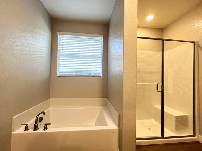 Building Photo - *** MOVE-IN SPECIAL*** BRAND NEW 4 bedroom with In-law suit 3 bath home located in Henderson, NV!