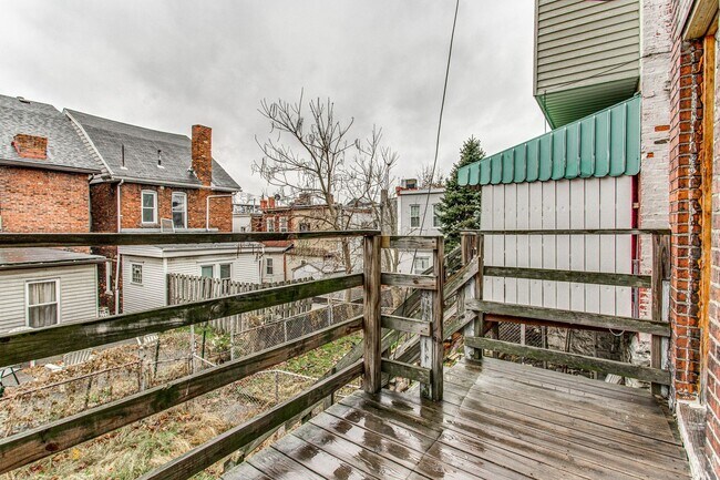 Building Photo - Updated 4 Bed, 2 Bath in Oakland - Close t...
