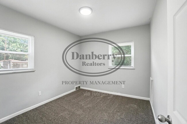 Building Photo - 822 Searles Rd