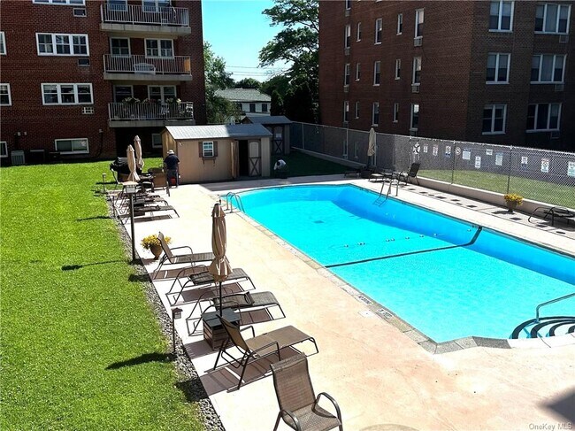 Building Photo - 370 Westchester Ave