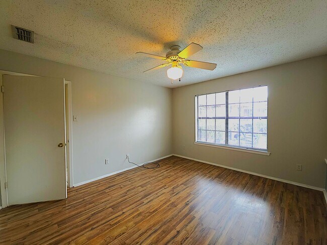 Building Photo - Get ready to fall in love with comfortable, carefree living at Courtyard Condominiums in Tyler, TX!